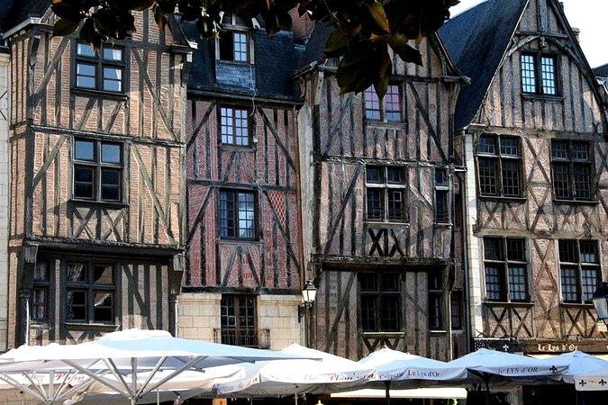 La Place Plumereau, son patrimoine et ses café-bars - © Thierry de Villepin