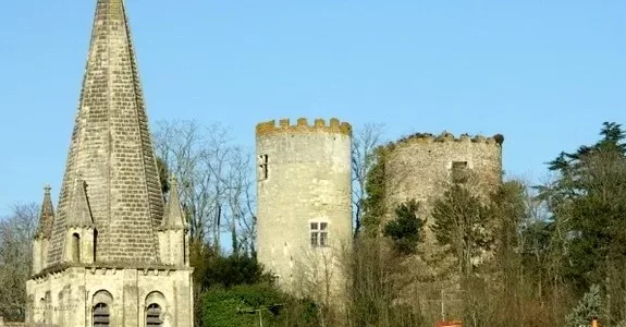 eglise-chateau-cinq-mars-la-pile-my--loire-valley