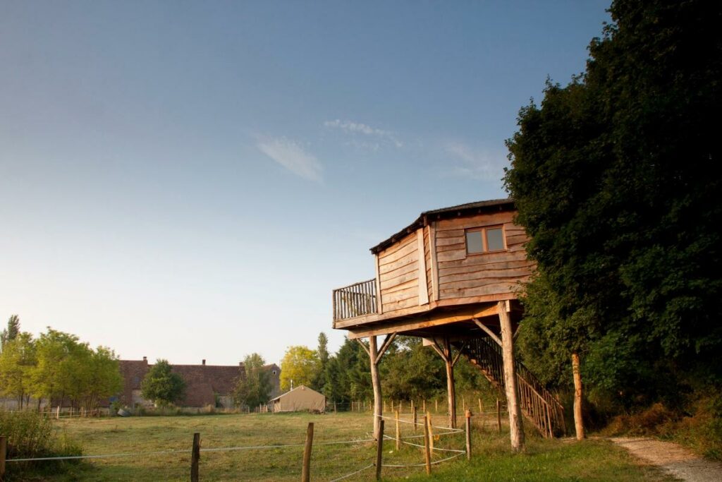 sejour-hebergement-insolite-loiret-cabane-perchee-family-ecolodge