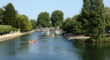 Navigation sur le Canal de Berry à Vierzon (© OT VIerzon)