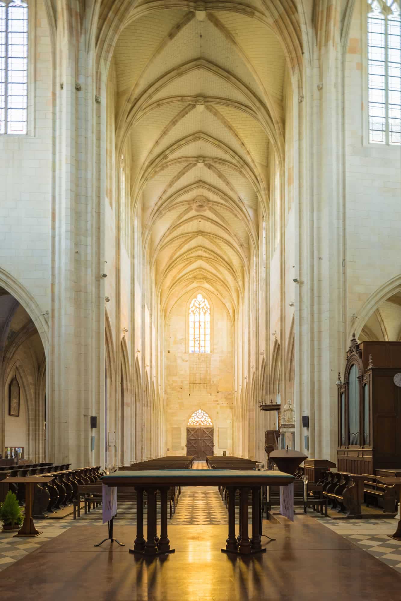 Basilique Notre-Dame de Cléry_la nef_vue vers l'ouest