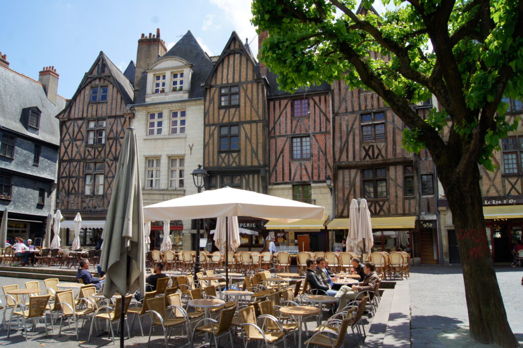 tours place plumereau