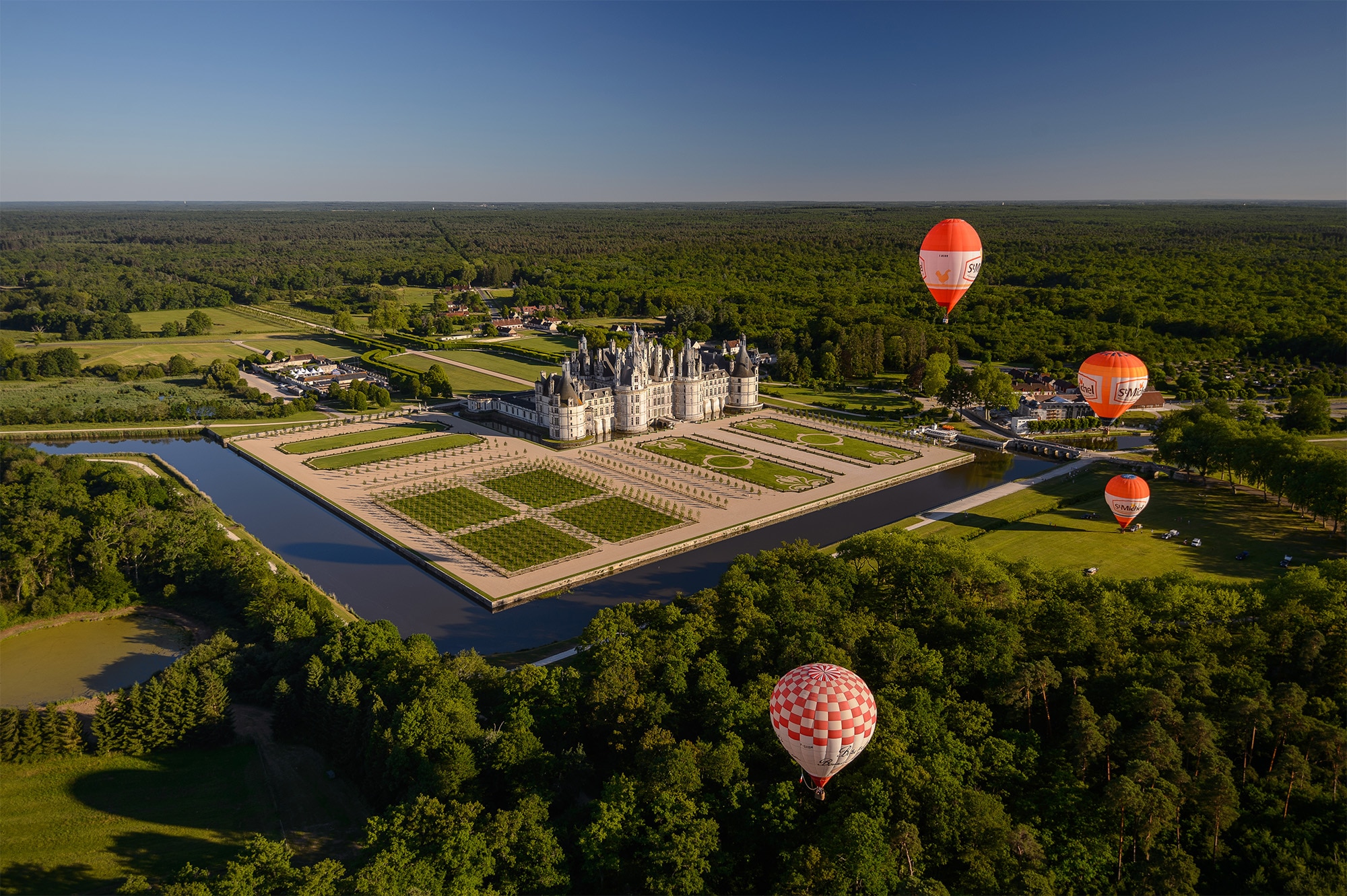 500-Ans-Renaissances-Val-de-Loire-Chambord_Montgolfiere_LdeSerres_DomNatdeChambord-2000px