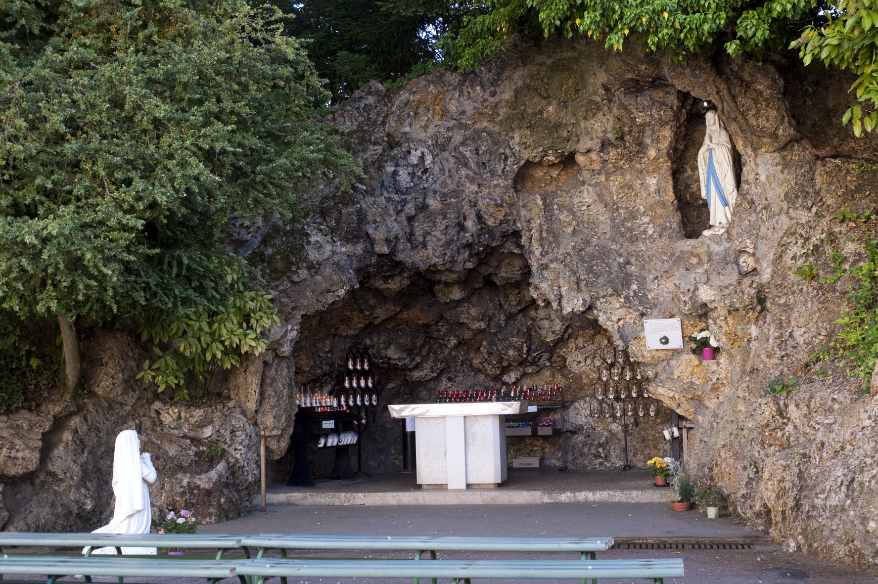 Espace Bernadette Soubirous Nevers réplique de la grotte de Lourdes