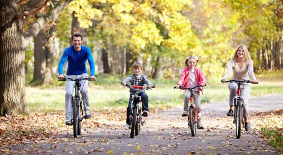 famille à vélo