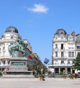 la place du martroi à orleans