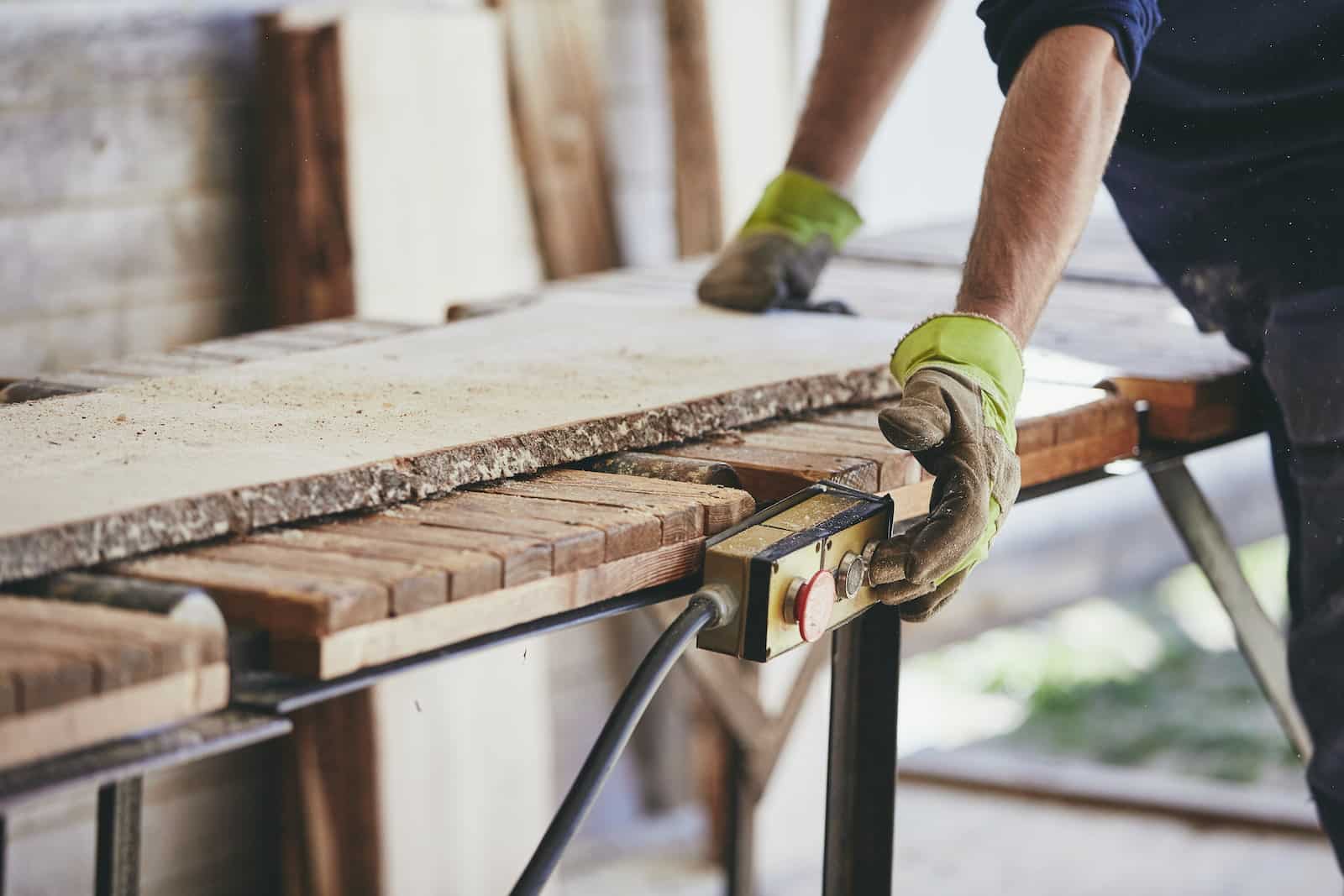 Homme travaillant le bois