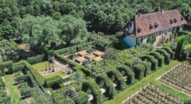 Vue aérienne des jardins du Prieuré d'Orsan