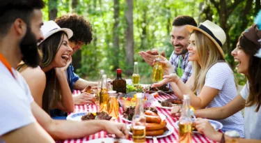 Amis autour d'un bon repas