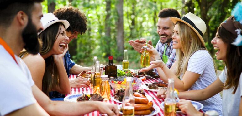 Amis autour d'un bon repas