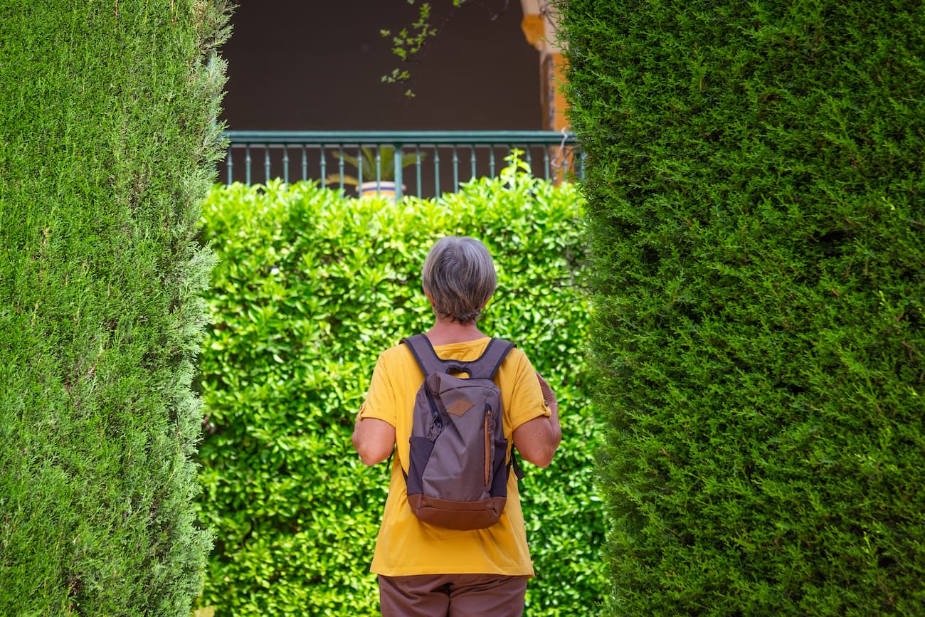 femme qui se promène dans un jardin