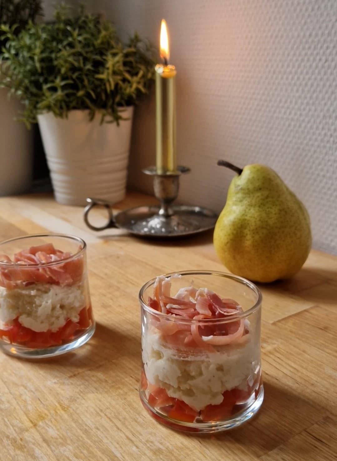 Verrines au fromage de Chavignol, compotée de poires et jambon italien