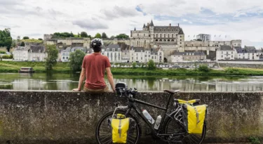 Les Échappées à Vélo, en bord de Loire face au château d'Amboise