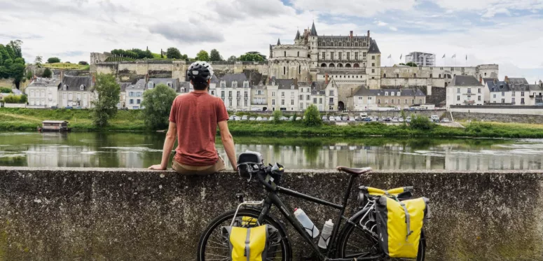 Les Échappées à Vélo, en bord de Loire face au château d'Amboise