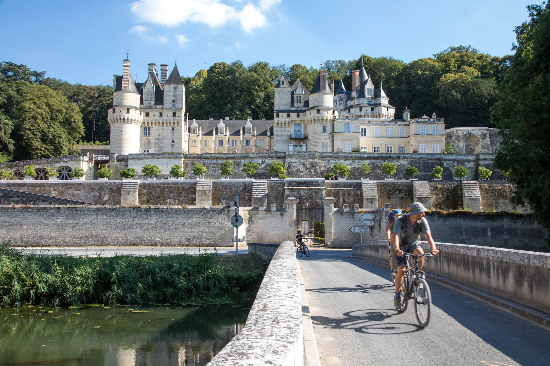 Les Échappées à Vélo, au pied du château d'Ussé