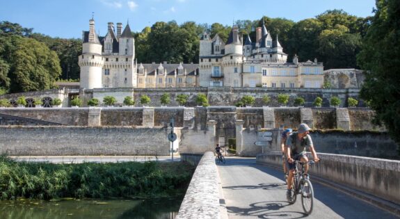 Les Échappées à Vélo, au pied du château d'Ussé