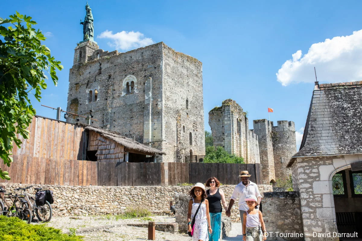 Famille à la forteresse de Montbazon