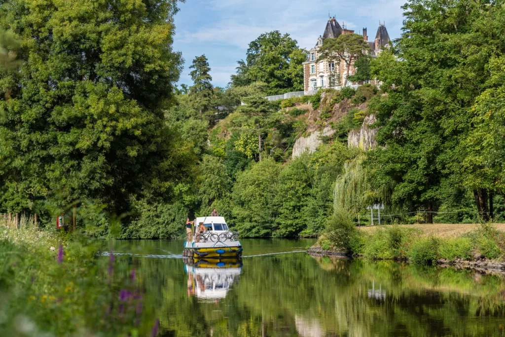 Le château de Montgiroux vu depuis la Mayenne