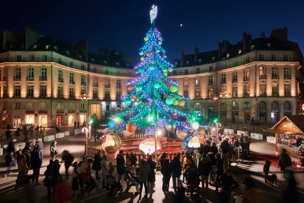 marché de Noël à Nantes manège pour enfants en forme de sapin 